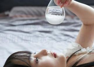 蜜桃社 – 最新写真里，小魔女lily的皮衣有种不说出口的暗示，真有点吊人胃口。
