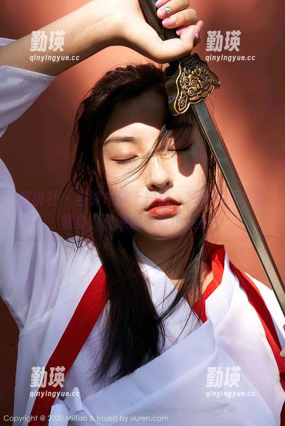 蜜桃社 - 当铃木穿上短裤，写真瞬间华丽变身，资源比想象中还多！