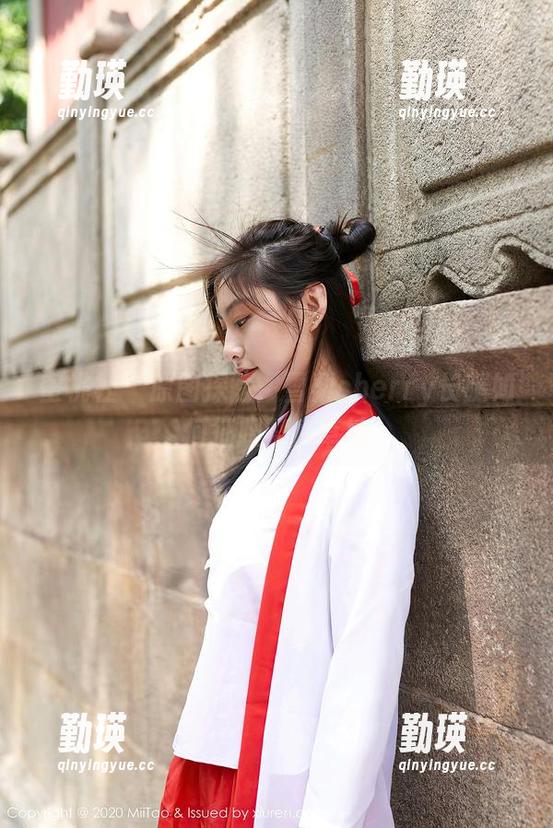 蜜桃社 - 原图探险：雪梨sherry长腿如何征服整片草地