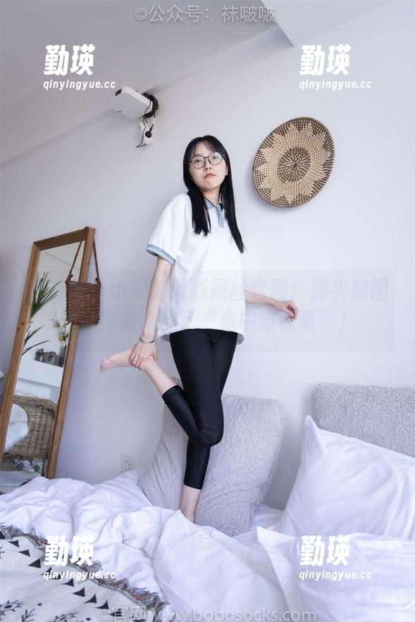 袜啵啵 - 小安的最新黑丝套图：脚尖加固款，完美诠释了“稳中带惊喜”！