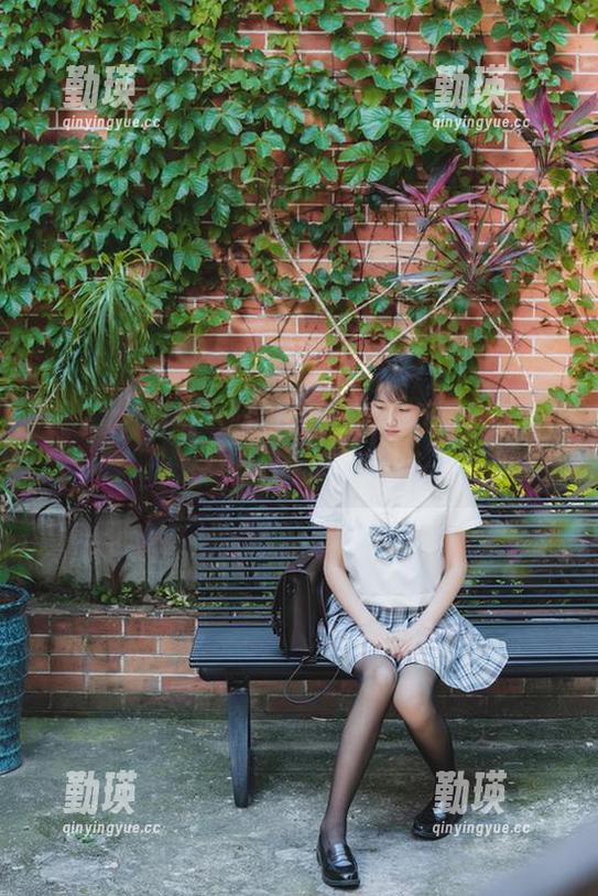 注：看到西呱呀呀呀在线的黑丝双人百合，心里别说的那么复杂。