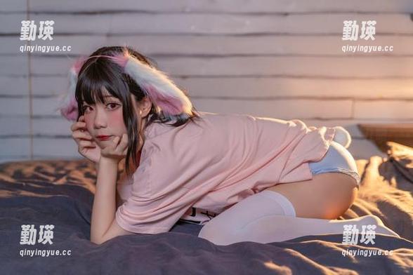 粉兔儿在铁打萌萌_moi身边，精选写真让你忍不住想多看几眼