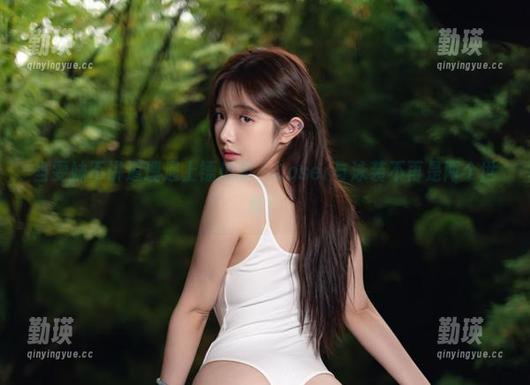 当雯妹不讲道理遇上镭射粉，Coser与泳装不再是两个世界！