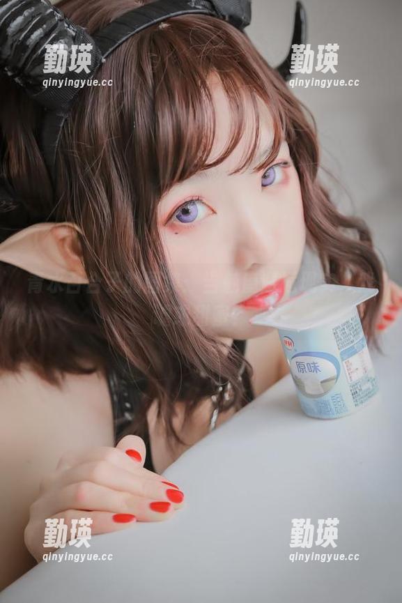 青水百合子的图集：当魅魔邂逅现实，戏谑或甜蜜？