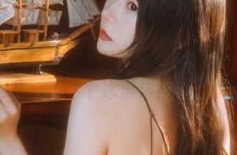 想下载香草喵露露的水手服写真？不如先吃个冰淇淋！