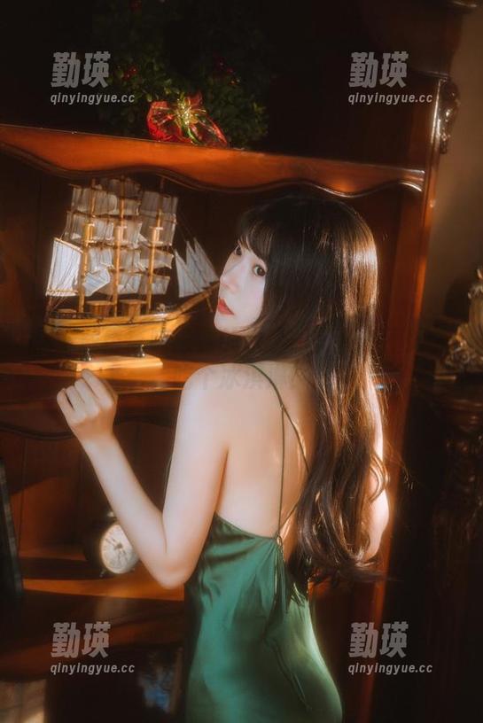 想下载香草喵露露的水手服写真？不如先吃个冰淇淋！