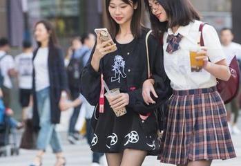魔镜街拍 – 全套OL黑丝，婷婷的日常人生，不知道我在看什么好呢…