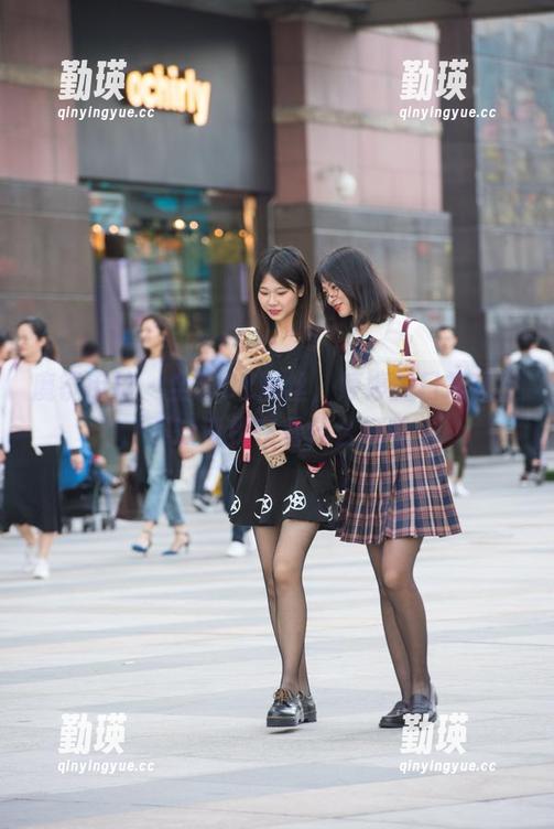 魔镜街拍 - 全套OL黑丝，婷婷的日常人生，不知道我在看什么好呢…