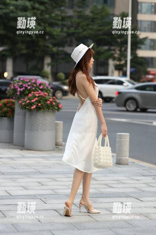 在魔镜街拍遇见白色制服美女，图包里的美图像一阵微风，轻轻拂过心头