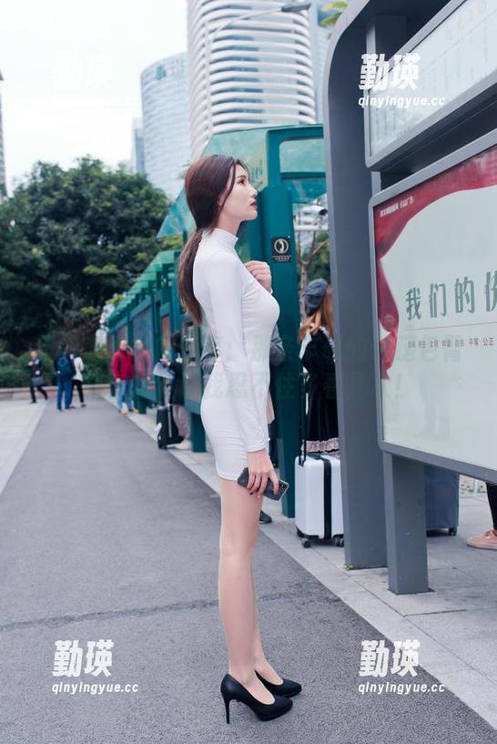 超赞魔镜街拍分享：那条丰硕的长腿包臀裙，居然让我忍不住多看几次！